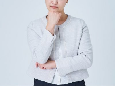 女性が悩んでいる様子