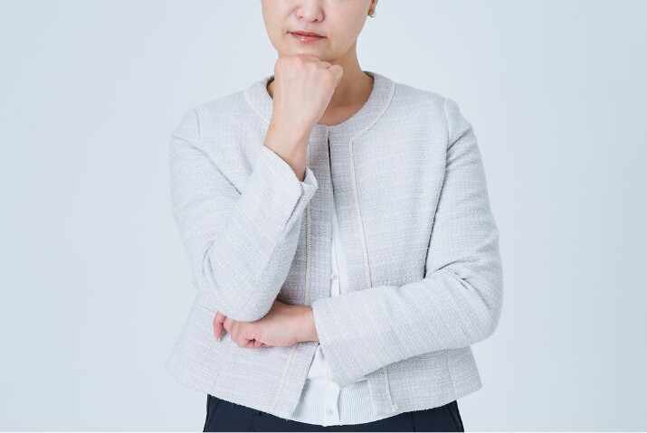 女性が悩んでいる様子
