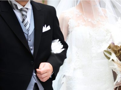 腕を組む新婦とその父親
