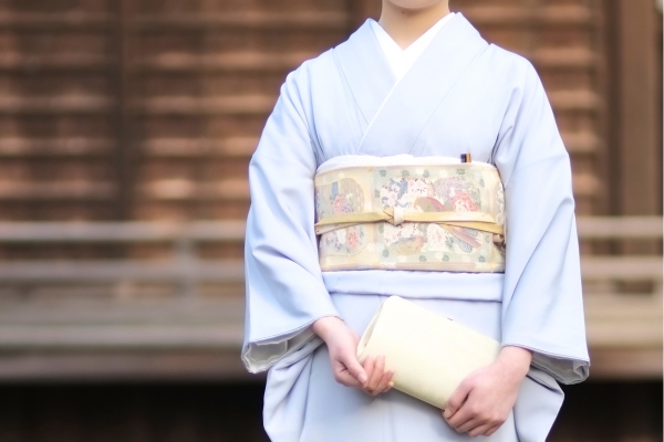 色留袖を着た女性