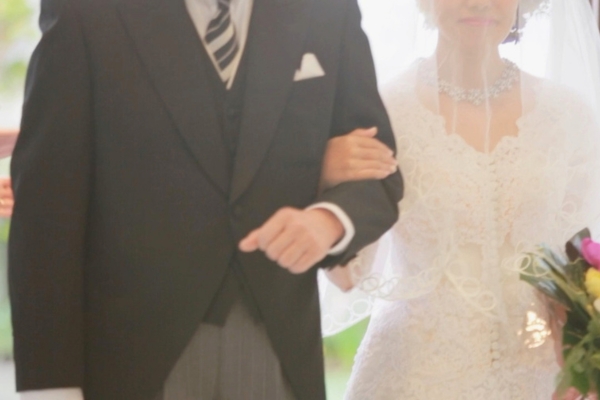 モーニングコートを着た新婦の父親