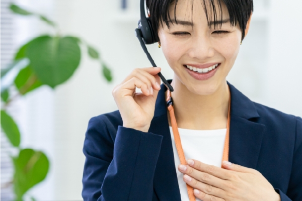 電話対応をする女性スタッフ