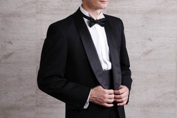 タキシードを着た男性