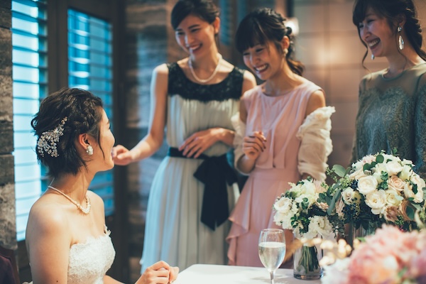 花嫁と談笑する友人たち
