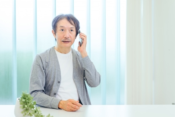 電話をかけている男性