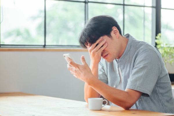 顔を覆う男性