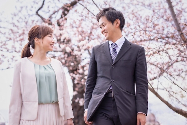 見つめ合う男性と女性