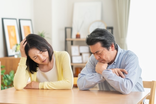 夫婦が頭を抱えて困っている
