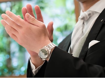 拍手している男性参列者