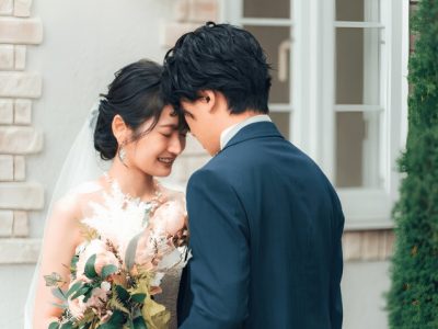 おでこを合わせる新郎新婦