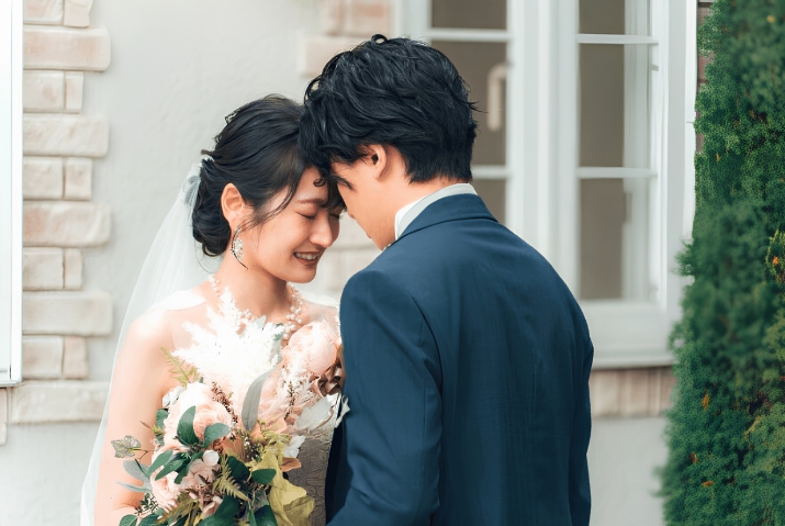 おでこを合わせる新郎新婦